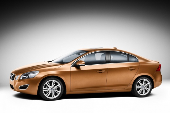 По умолчанию кузов Volvo S60 красится в один из трех неметалликов: белый, черный или красный. Однако за доплату в 39 900 можно выбрать любой из 10 металликов, в том числе фирменный золотистый Vibrant Copper (как на всех фото).