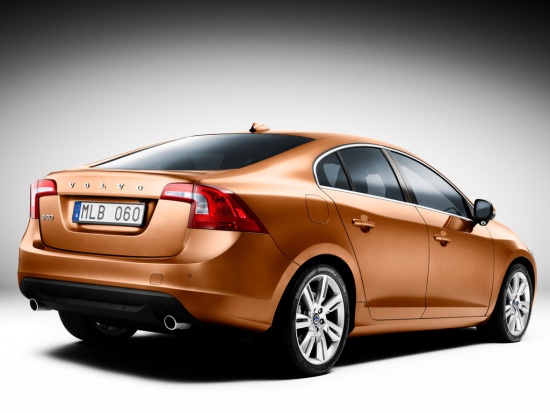 Патрубки выхлопной системы Volvo S60 элегантно разведены, а ниспадающая крыша не давит на голову даже пассажирам выше среднего роста.