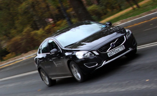 На 17-дисках Volvo S60 повторяет профиль дороги чуть больше, чем хотелось бы. Однако благодаря более плотной, чем прежде, подвеске автомобиль меньше кренится в поворотах и острее слушается руля.