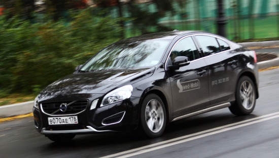 300-сильная Volvo S60 рулится острее своей предшественницы, однако фамильных черт не утратила. Как и раньше, скандинавская марка ассоциируется с комфортом больше, нежели со спортом. Хотя разгон до 100 км/ч занимает всего 6.5 сек., автомобиль кажется очень спокойным и плавным.
