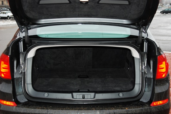 Сзади машину можно открыть двумя способами: полностью поднять крышку и заднее стекло, как у хэтчбека, или просто открыть нижнюю металлическую крышку, как у обычного багажника. Объем багажного отделения составляет 439 л. Со сложенными сиденьями он увеличивается до 1700 л.