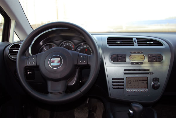 ���������� SEAT Leon ���� ������ ������, ������� �������� � �����. ���� ������������, ������������� ������� ����� ��������� � ������ Honda Civic... 