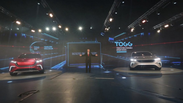 После его выступления на сцену были подняты красный внедорожник и еще один серый седан, на котором была наклеена марка TOGG консорциума, который их строит