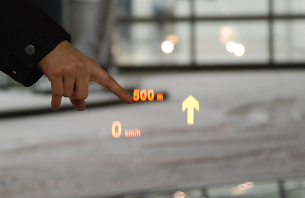 /Head-Up Display проецирует важные показания на лобовое стекло