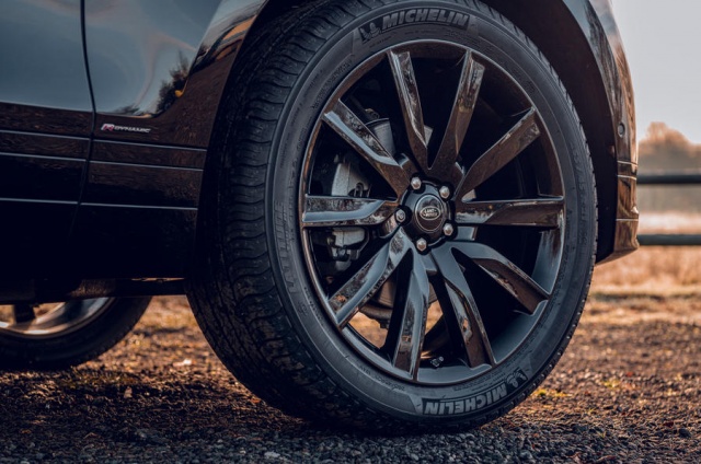 Black Limited Edition снабжен 21-дюймовыми глянцевыми колесами из черного сплава