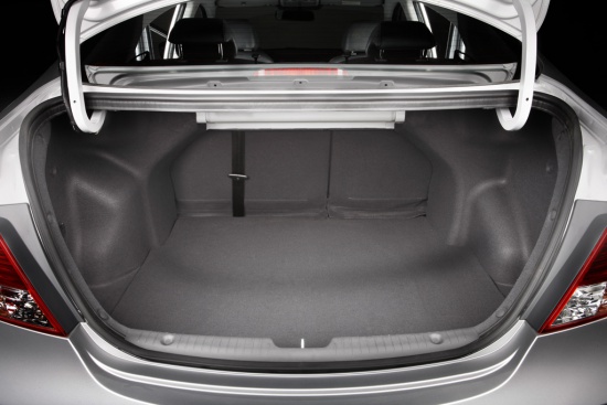 Объем багажника Hyundai Solaris составляет 465 литров, а полноразмерное запасное колесо предлагается в любой из комплектаций.