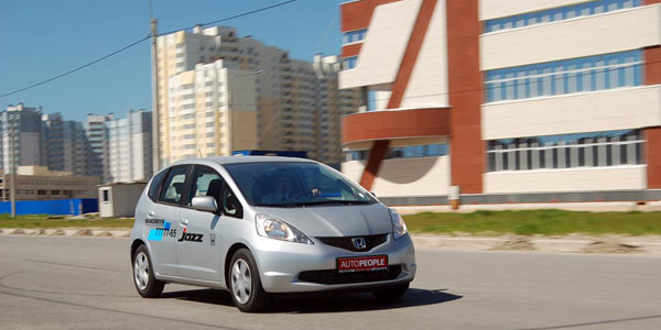 Honda Jazz органично вписывается в городской ландшафт