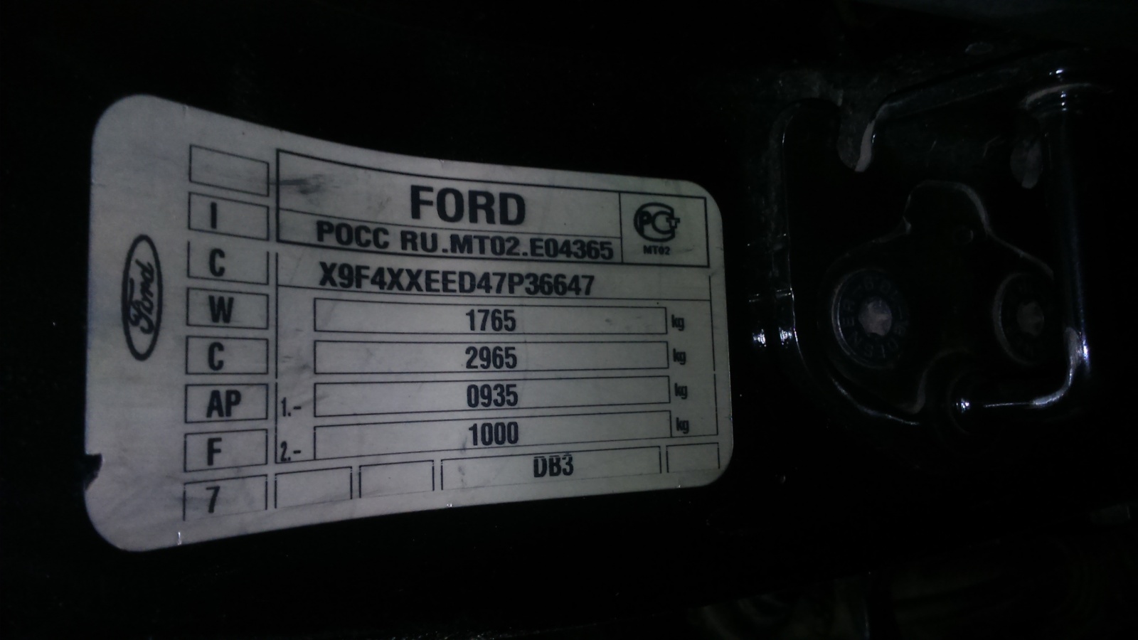 Форд фокус где код краски. Форд фокус 2 2006 года черный номер краски. Маркировочная табличка вин Форд фокус 2 Рестайлинг. Шильдик код краски Ford Focus 2. VIN code Форд фокус 2.